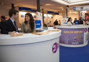 La Presidenta de ANOME, Juana María Blanco Santander (izqda.), junto a Luis Lombardero e Irene Navarro en el plató de Bureau Veritas eLearning.